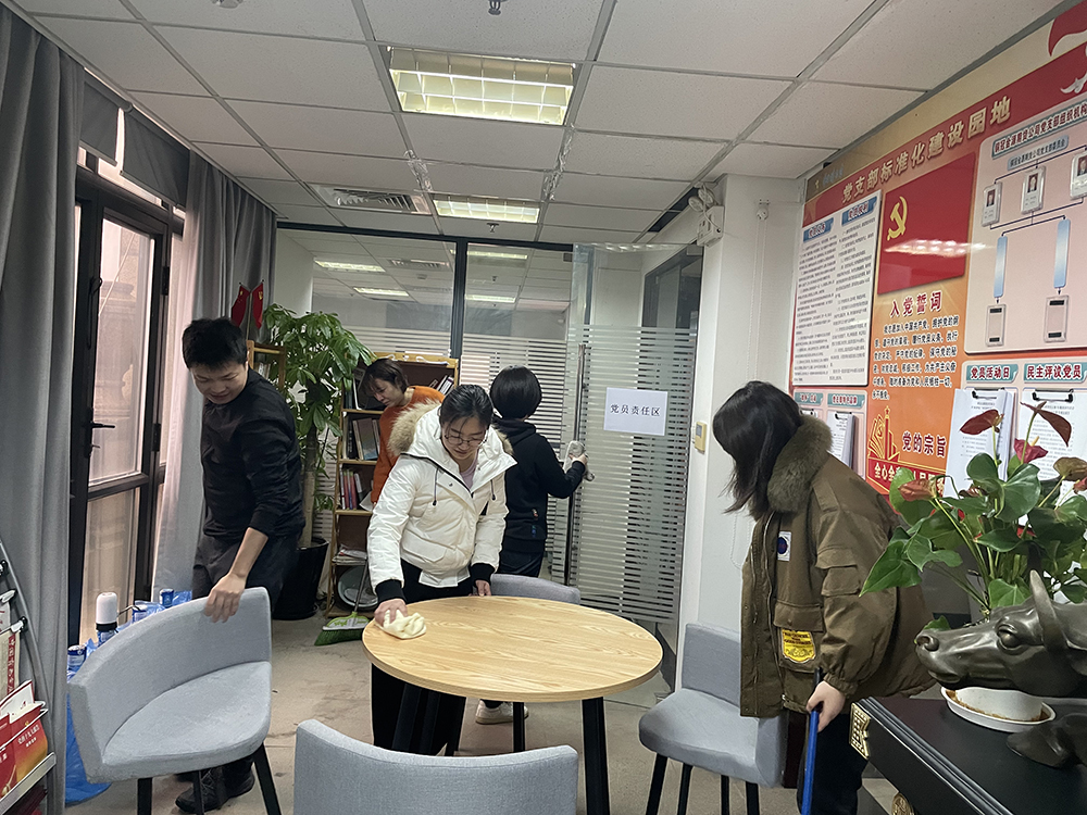 銅冠金源期貨有限公司黨支部開展義務(wù)勞動(dòng)主題實(shí)踐活動(dòng)